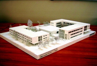 Modell vom Lehr- und Verwaltungsgebäude mit Mensa und Internat